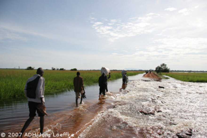Flut Afrika: Menschen auf den Weg in ihre Dörfer