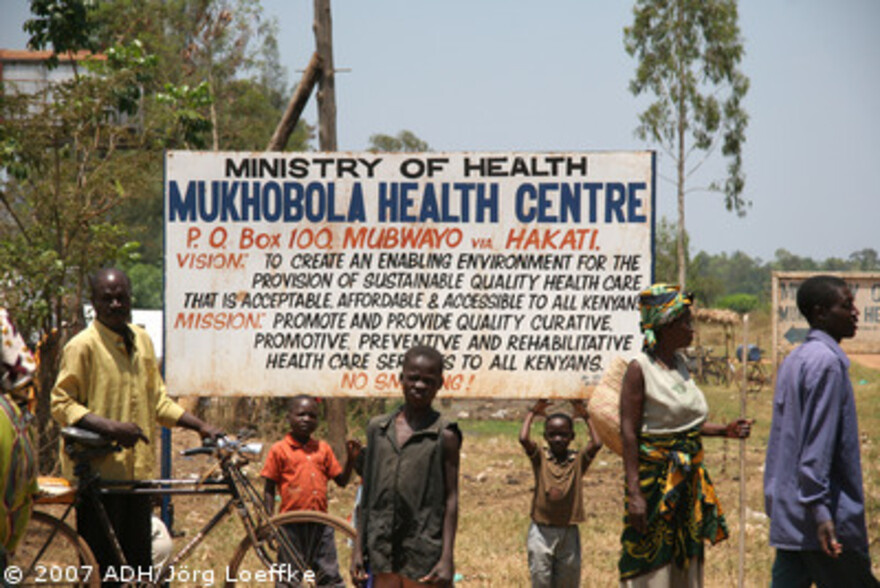 Flut Afrika: Krankenhausschild am Eingang zu der Krankenstation in Magombe