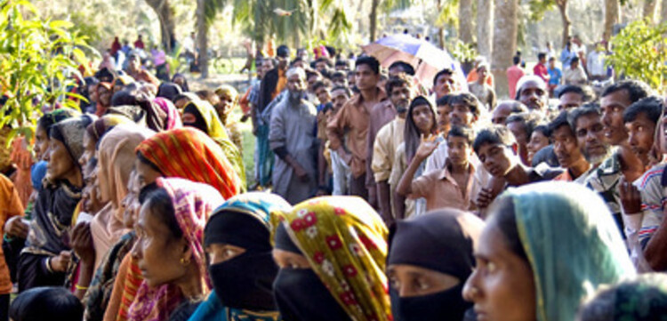 Zyklon Bangladesch: Schlange stehen bei Hilfsgüterausgabe