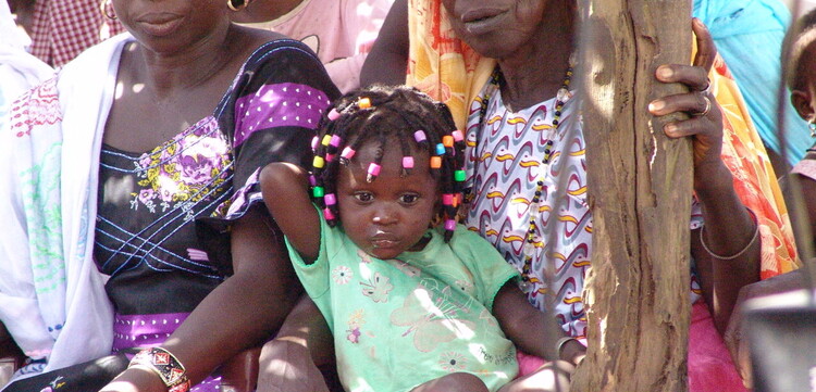 Hilfsprojekt in Guinea-Bissau: Frauen und Kinder warten in der Kinderambulanz 