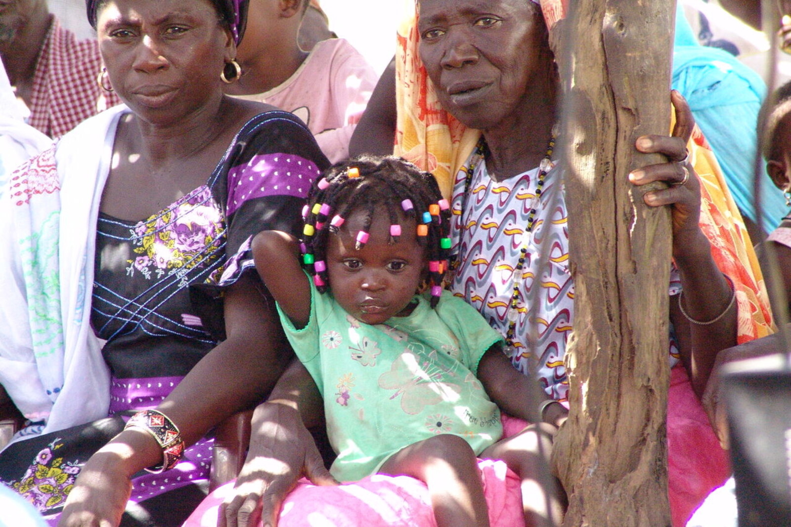 Hilfsprojekt in Guinea-Bissau: Frauen und Kinder warten in der Kinderambulanz 
