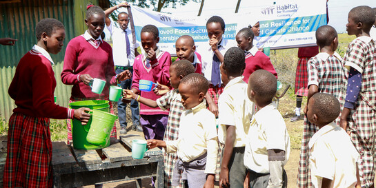 Schülerinnen und Schüler in Kenia erhalten eine warme Mahlzeit