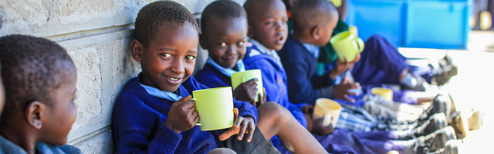Schulkinder in Kenia halten einen Trinkbecher in der Hand Schulkinder in Kenia halten einen Trinkbecher in der Hand