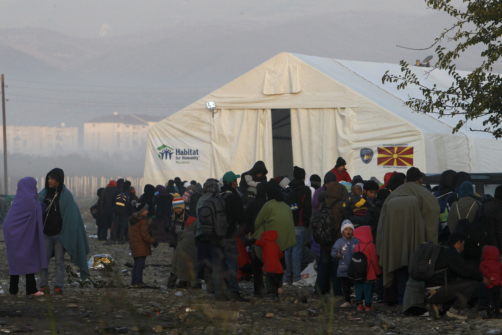 Vor allem auf der Flucht brauchen Menschen einen Ort, um sich auszuruhen. Daher werden winterfeste Zelte an Grenzübergängen errichtet.