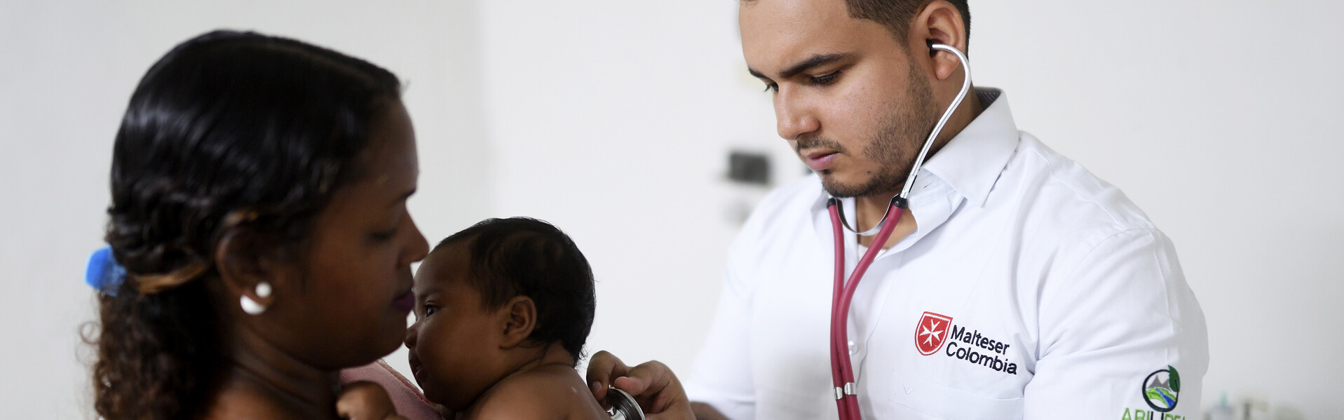 Ein Arzt untersucht ein Baby in einem Krankenhaus