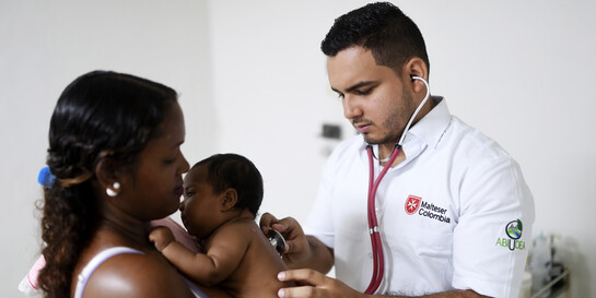Ein Arzt untersucht ein Baby in einem Krankenhaus