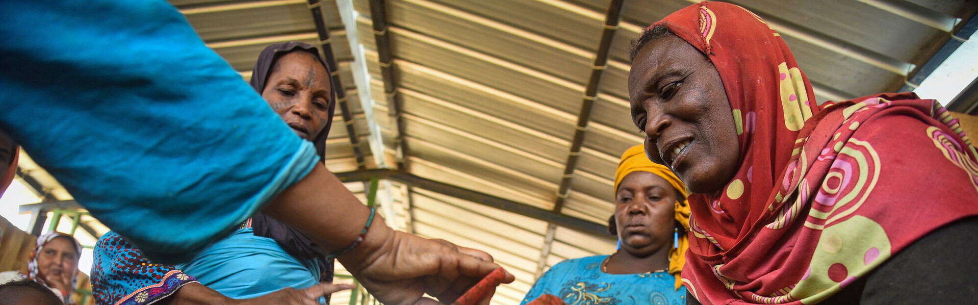 Helfer vom ASB versorgen geflüchtete Frauen aus Mali mit einer warmen Mahlzeit