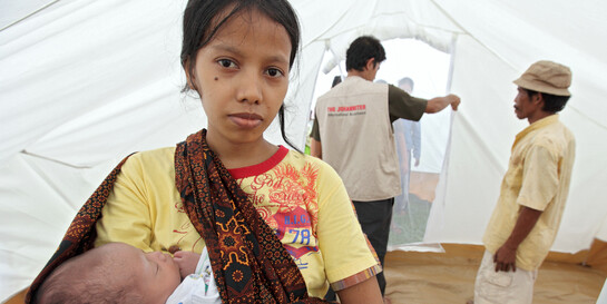 Eine Frau und ihr Baby hoffen in Indonesien auf Hilfe (Archivbild)