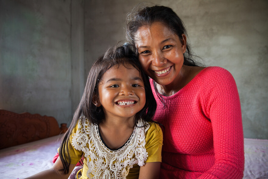 Frau und Kind in Kambodscha