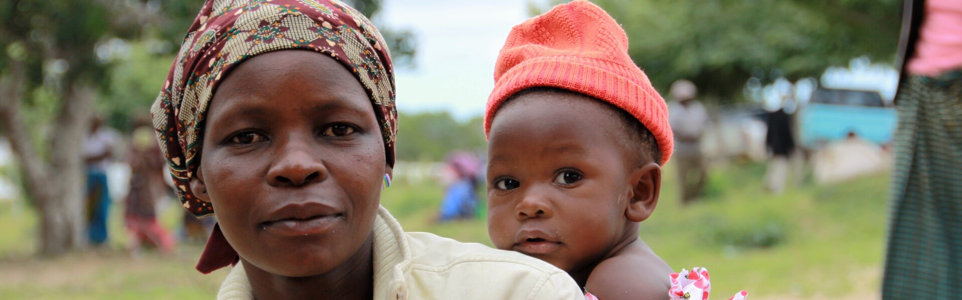 Eine Frau mit ihrem Kind in Mosambik, einem Nachbarland von Swasiland