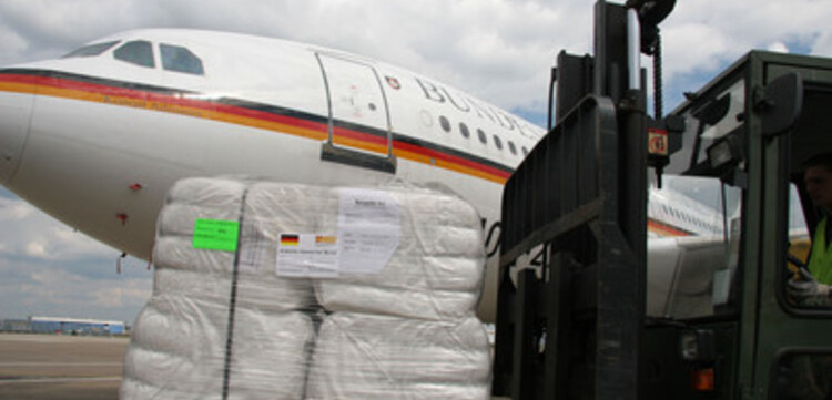 Zyklon in Birma: ADH Hilfsgüter werden zum Abtransport nach Birma verladen