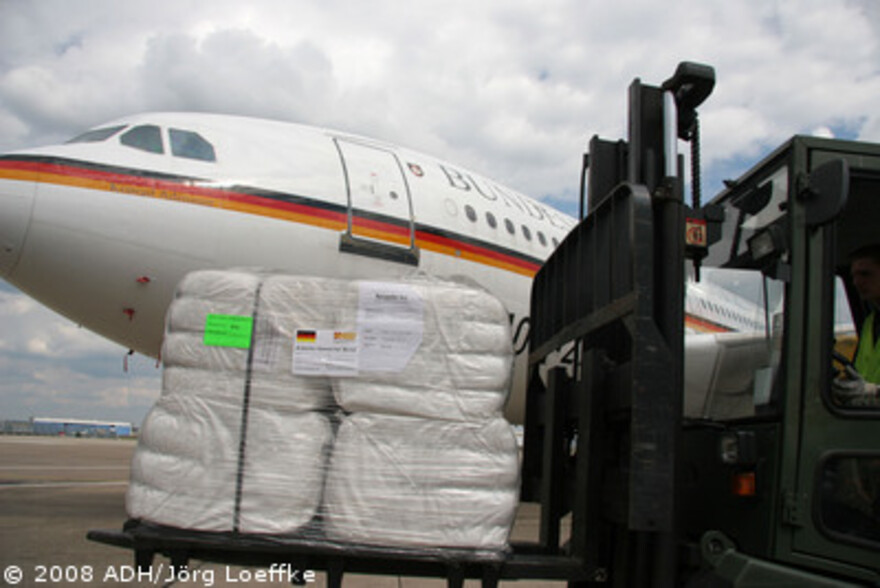 Zyklon in Birma: ADH Hilfsgüter werden zum Abtransport nach Birma verladen