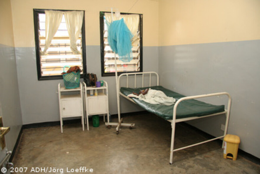 Flut Afrika: Kind am Tropf im Krankenzimmer