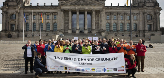 Vertreter von mehr als 20 Hilfsorganisationen fordern vorm Bundestag den Zugang für humanitäre Hilfe in Syrien.