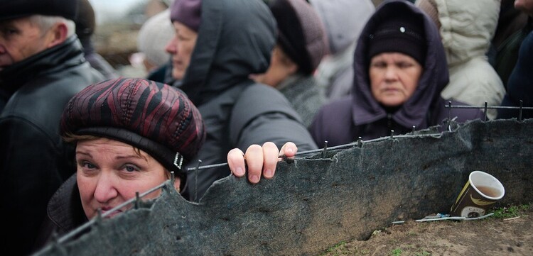 An den Grenzen bilden sich lange Schlangen – überwiegend Frauen und Kinder wollen die Ukraine verlassen