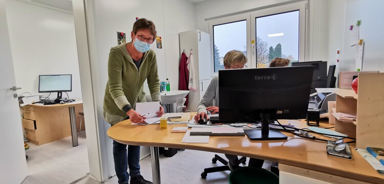 Hausärztin Dr. Stefanie Nacke in den neuen Container-Praxisräumen in Kalenborn Hausärztin Dr. Stefanie Nacke in den neuen Container-Praxisräumen in Kalenborn