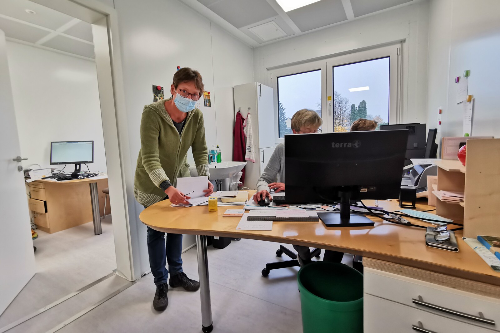 Hausärztin Dr. Stefanie Nacke in den neuen Container-Praxisräumen in Kalenborn