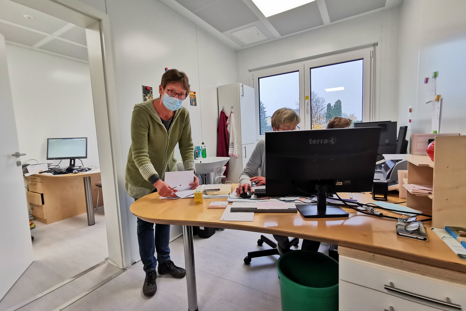 Hausärztin Dr. Stefanie Nacke in den neuen Container-Praxisräumen in Kalenborn