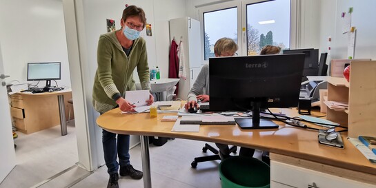 Hausärztin Dr. Stefanie Nacke in den neuen Container-Praxisräumen in Kalenborn
