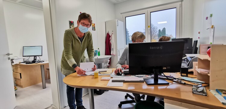 Hausärztin Dr. Stefanie Nacke in den neuen Container-Praxisräumen in Kalenborn Hausärztin Dr. Stefanie Nacke in den neuen Container-Praxisräumen in Kalenborn