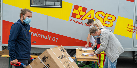 Helfer:innen des ASB bei der Verteilung von Hilfsgütern während der Hochwasserkatastrophe in Deutschland im Jahr 2021