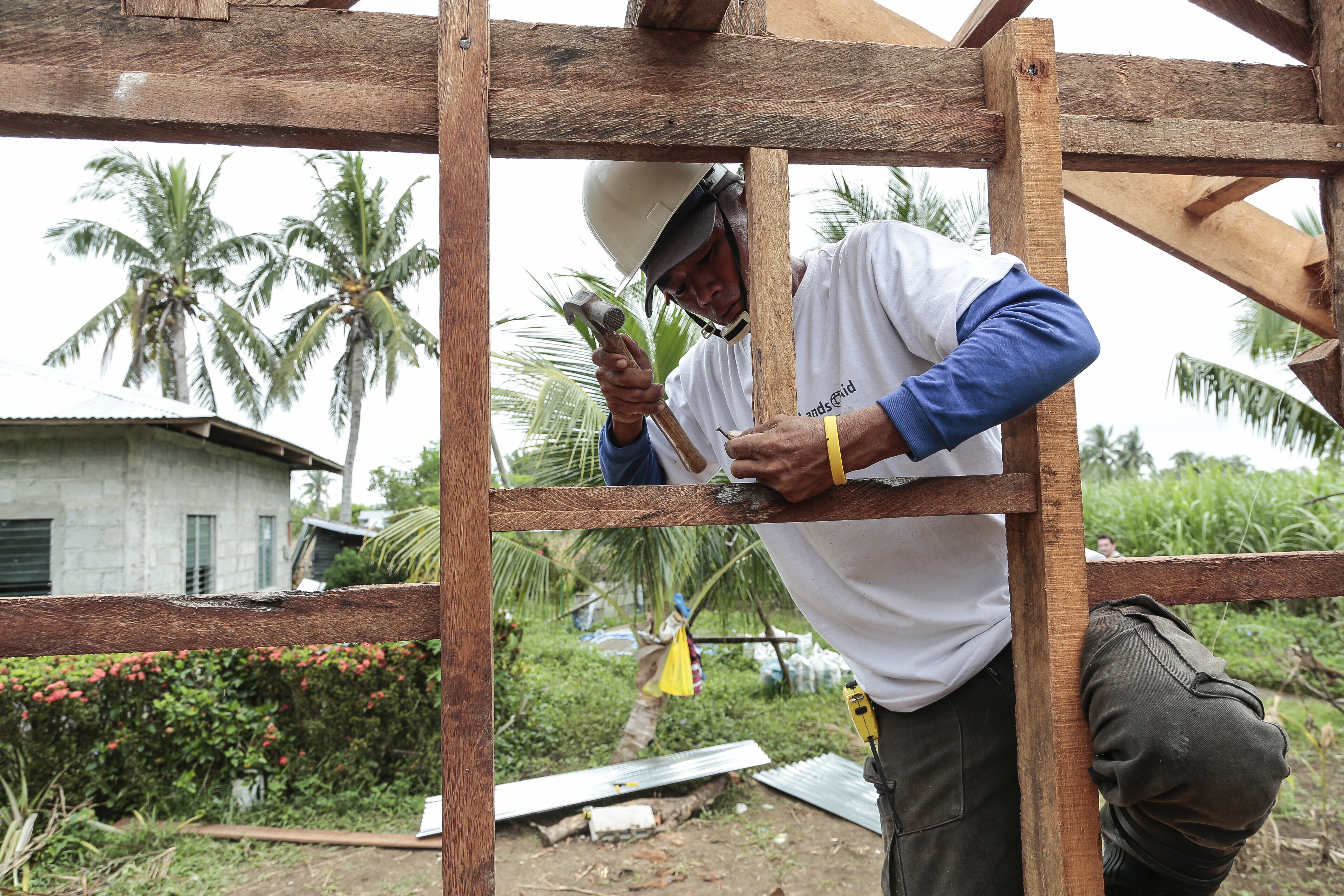 Ein Mann beim Bau eines sturmsicheren Hauses 