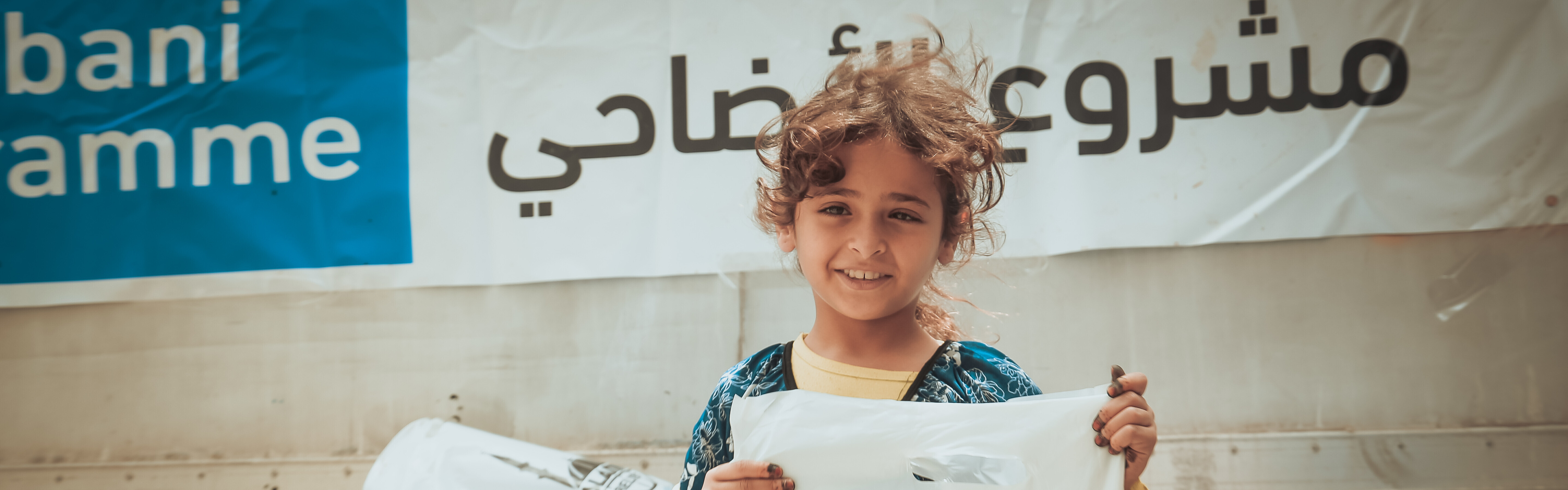 Ein Mädchen erhält Lebensmittel von Islamic Relief. Aufgrund der Hugnersnot im Jemen sterben täglich Menschen.