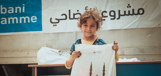 Ein Mädchen erhält Lebensmittel von Islamic Relief. Aufgrund der Hugnersnot im Jemen sterben täglich Menschen.