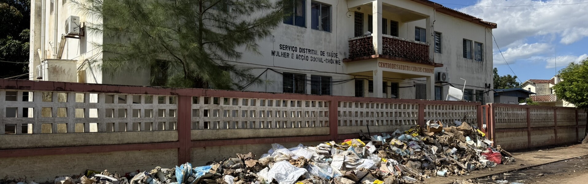 Ein Krankenhaus in Mosambik. An der Straße davor liegt sehr viel Müll und Schlamm nach der Überschwemmungskatastrophe