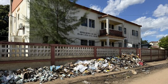 Ein Krankenhaus in Mosambik. An der Straße davor liegt sehr viel Müll und Schlamm nach der Überschwemmungskatastrophe
