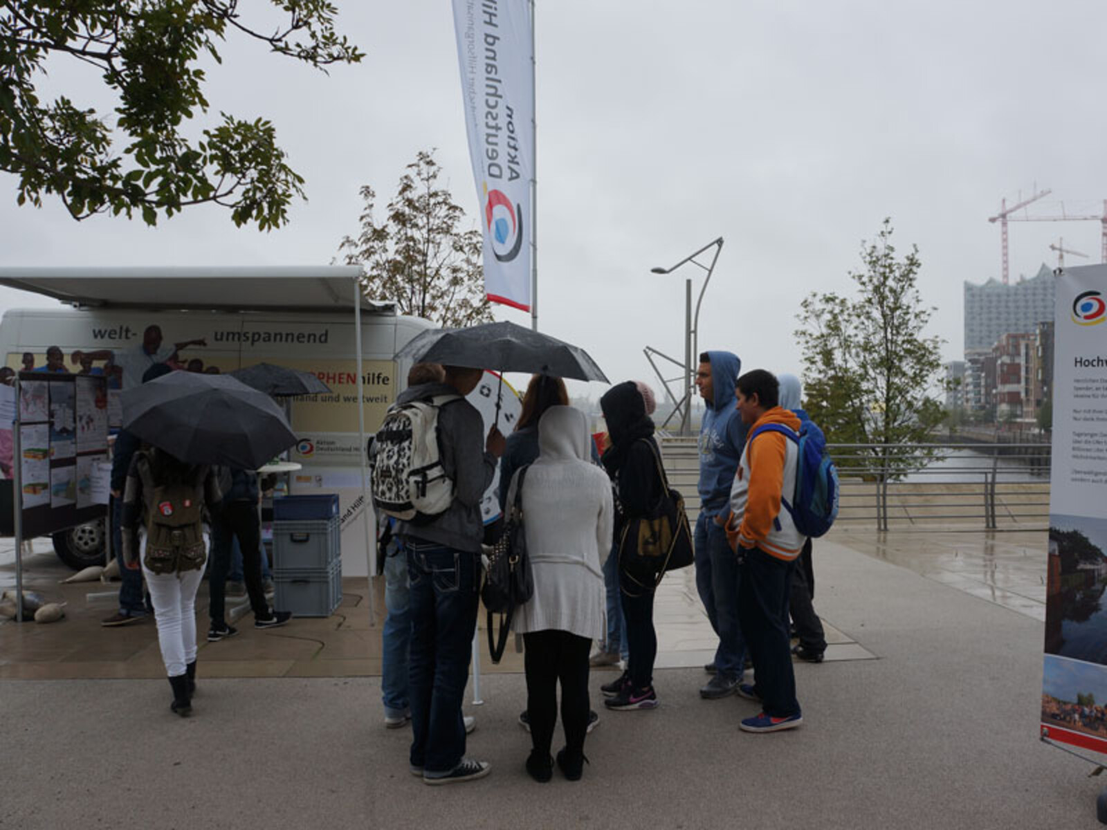 Der zeitweilige Regen konnte den Helfern und Besuchern nicht die Laune verderben