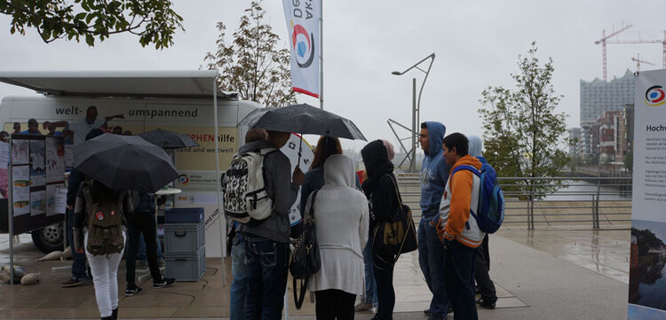 Der zeitweilige Regen konnte den Helfern und Besuchern nicht die Laune verderben