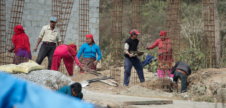 Menschen beim Wiederaufbau eines Hauses in Nepal, einem Land in Asien