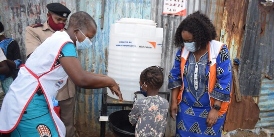 Kindern in Kenia wird gezeigt, wie durch richtiges Händewaschen, die Verbreitung des Virus Covid-19 eingedämmt wird