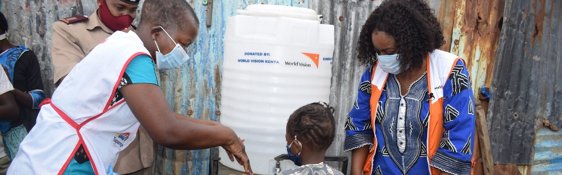 Kindern in Kenia wird gezeigt, wie durch richtiges Händewaschen, die Verbreitung des Virus Covid-19 eingedämmt wird