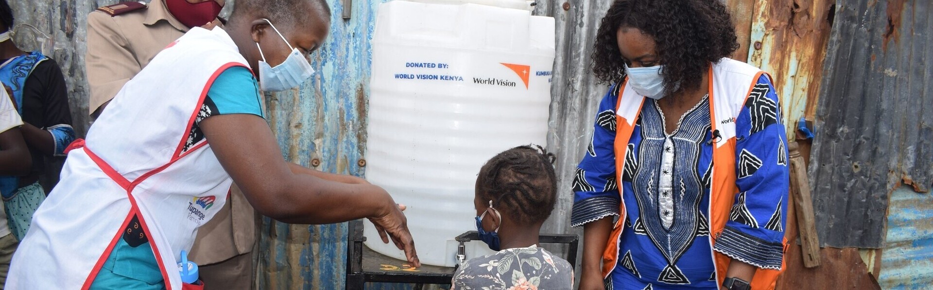 Kindern in Kenia wird gezeigt, wie durch richtiges Händewaschen, die Verbreitung des Virus Covid-19 eingedämmt wird
