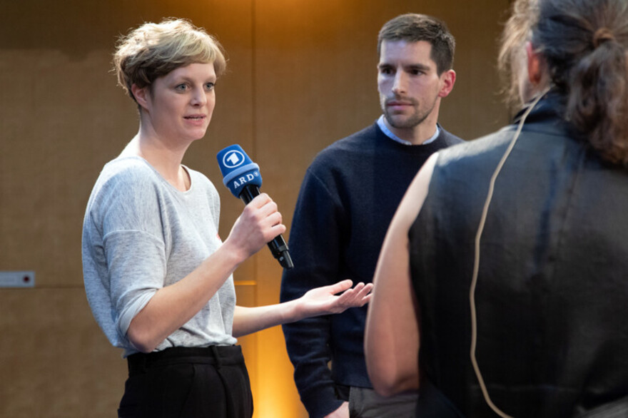 Johanna Sagmeister und Sebastian Schneider berichten über ihre Reisen Johanna Sagmeister und Sebastian Schneider berichten über ihre Reisen