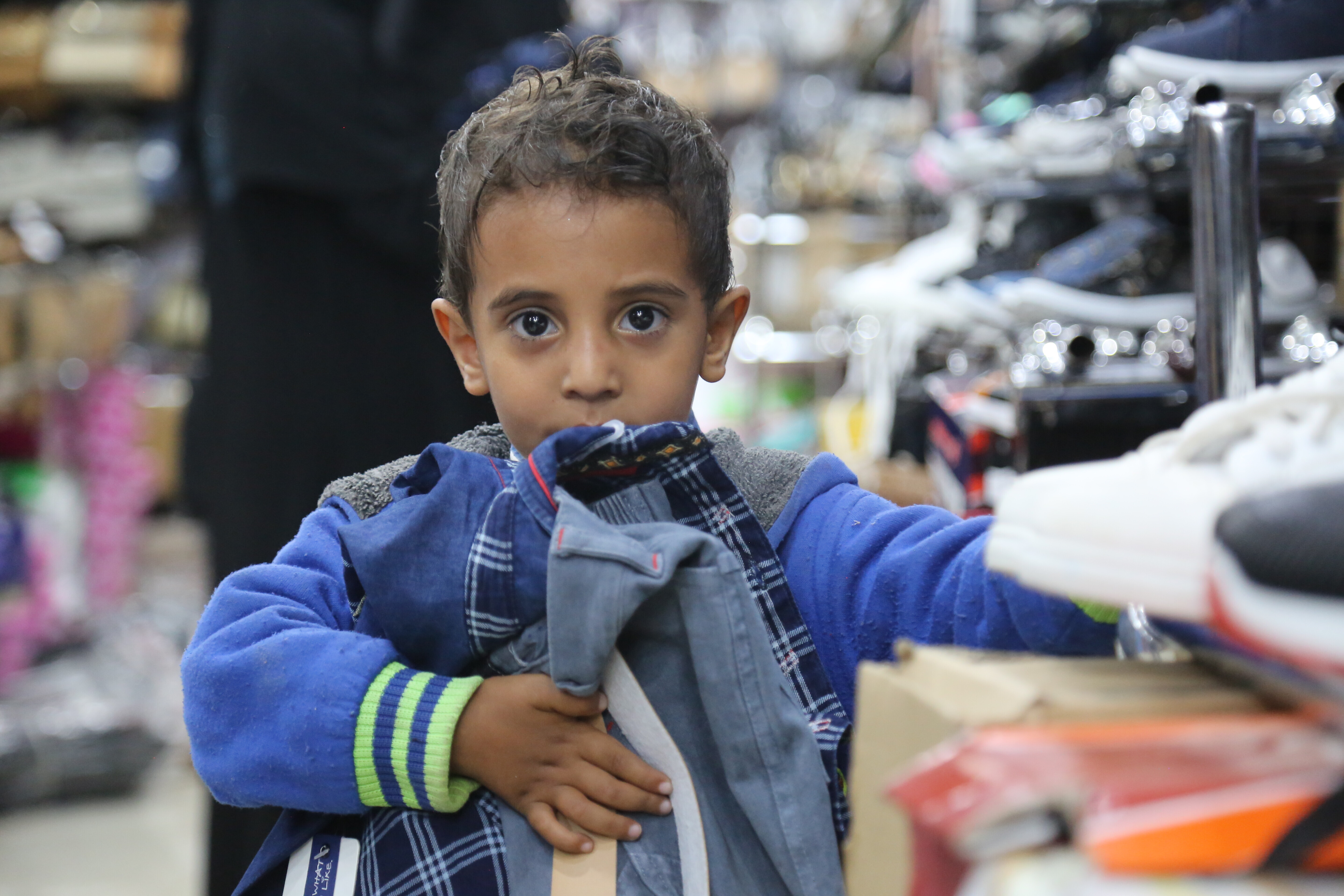 Junge in einer Kleiderkammer im Jemen