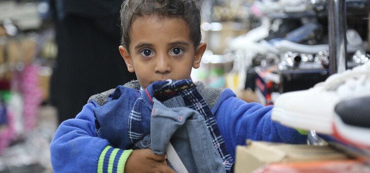 Junge in einer Kleiderkammer im Jemen