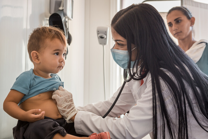 Mitarbeiterin von Malteser International untersucht ein Kind in Kolumbien Mitarbeiterin von Malteser International untersucht ein Kind in Kolumbien