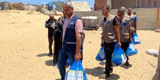 Helfer sind im Gazastreifen mit Hilfsgütern in Tüten unterwegs Helfer sind im Gazastreifen mit Hilfsgütern in Tüten unterwegs