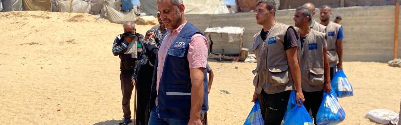 Helfer sind im Gazastreifen mit Hilfsgütern in Tüten unterwegs Helfer sind im Gazastreifen mit Hilfsgütern in Tüten unterwegs