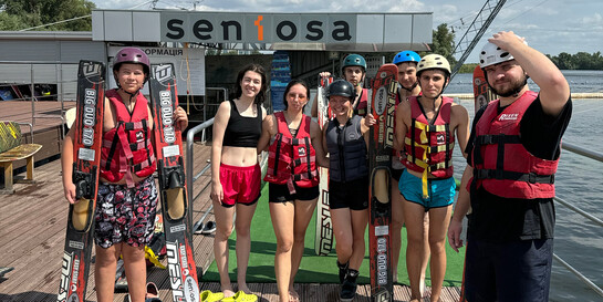 Ukrainische Jugendliche lernen in einem Wasserskizentrum das Wakeboarden