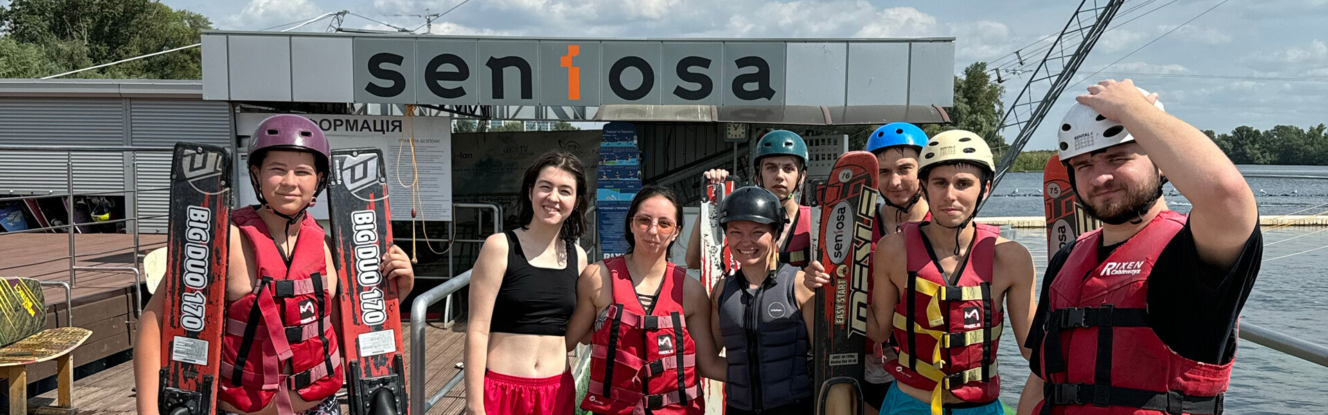 Ukrainische Jugendliche lernen in einem Wasserskizentrum das Wakeboarden