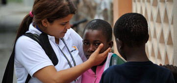 3160-ADH-WV-Mitarbeiterin troestet Erdbeben Haiti