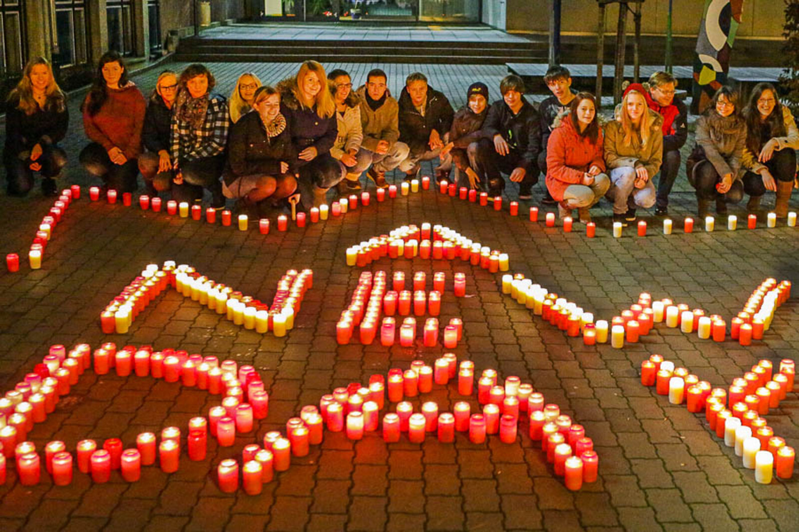 Ein Lichtermeer aus Kerzen: Spendenaktion für das Bündnis von Aktion Deutschland Hilft