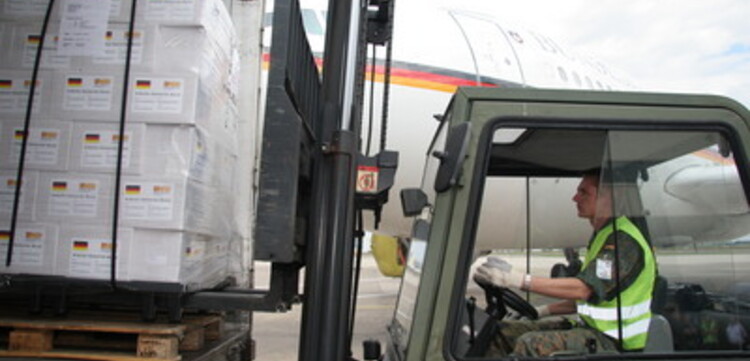 Zyklon in Birma: ADH Hilfsgüter werden zum Abtransport nach Birma verladen