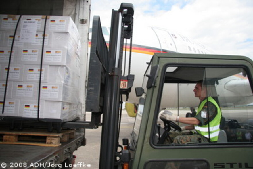 Zyklon in Birma: ADH Hilfsgüter werden zum Abtransport nach Birma verladen