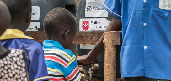 Jungen bekommen eine Hygiene-Schulung von der Bündnisorganisation Malteser