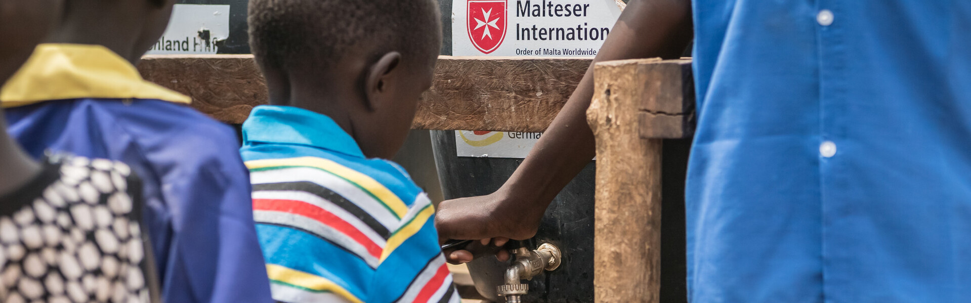 Jungen bekommen eine Hygiene-Schulung von der Bündnisorganisation Malteser